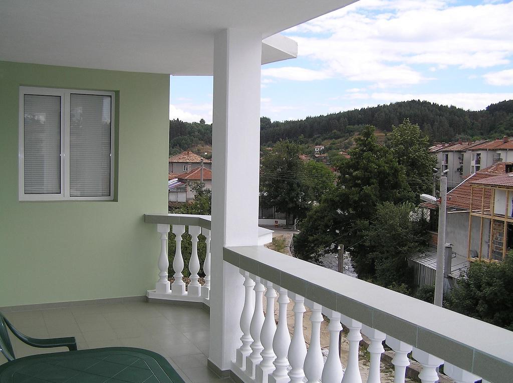 Karadzhovy Guest House Kalofer Quarto foto