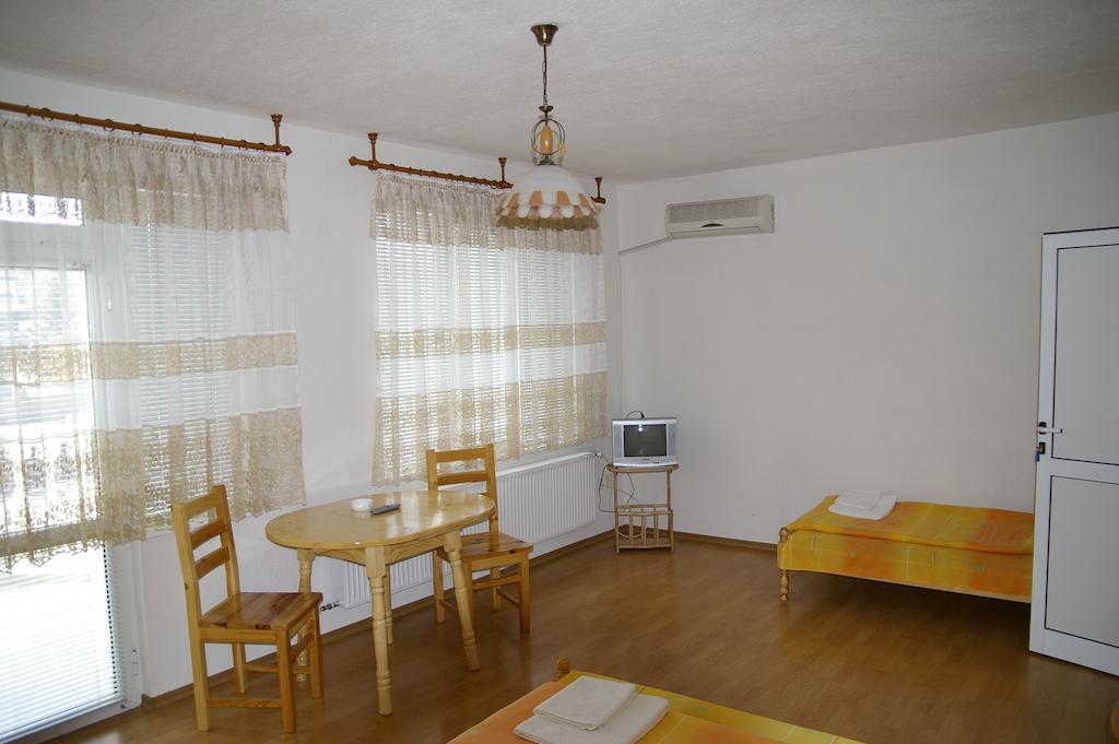 Karadzhovy Guest House Kalofer Quarto foto