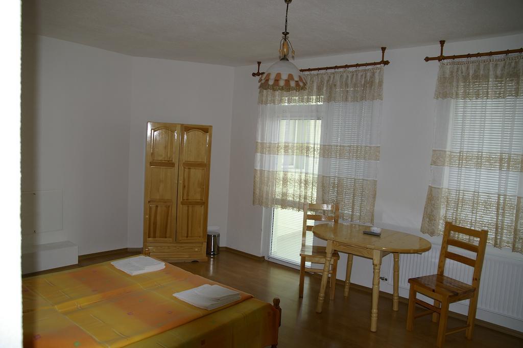 Karadzhovy Guest House Kalofer Quarto foto